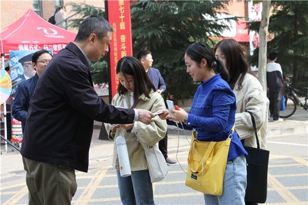 信息办党员志愿服务活动2.JPG 信息办党员志愿服务活动2.JPG